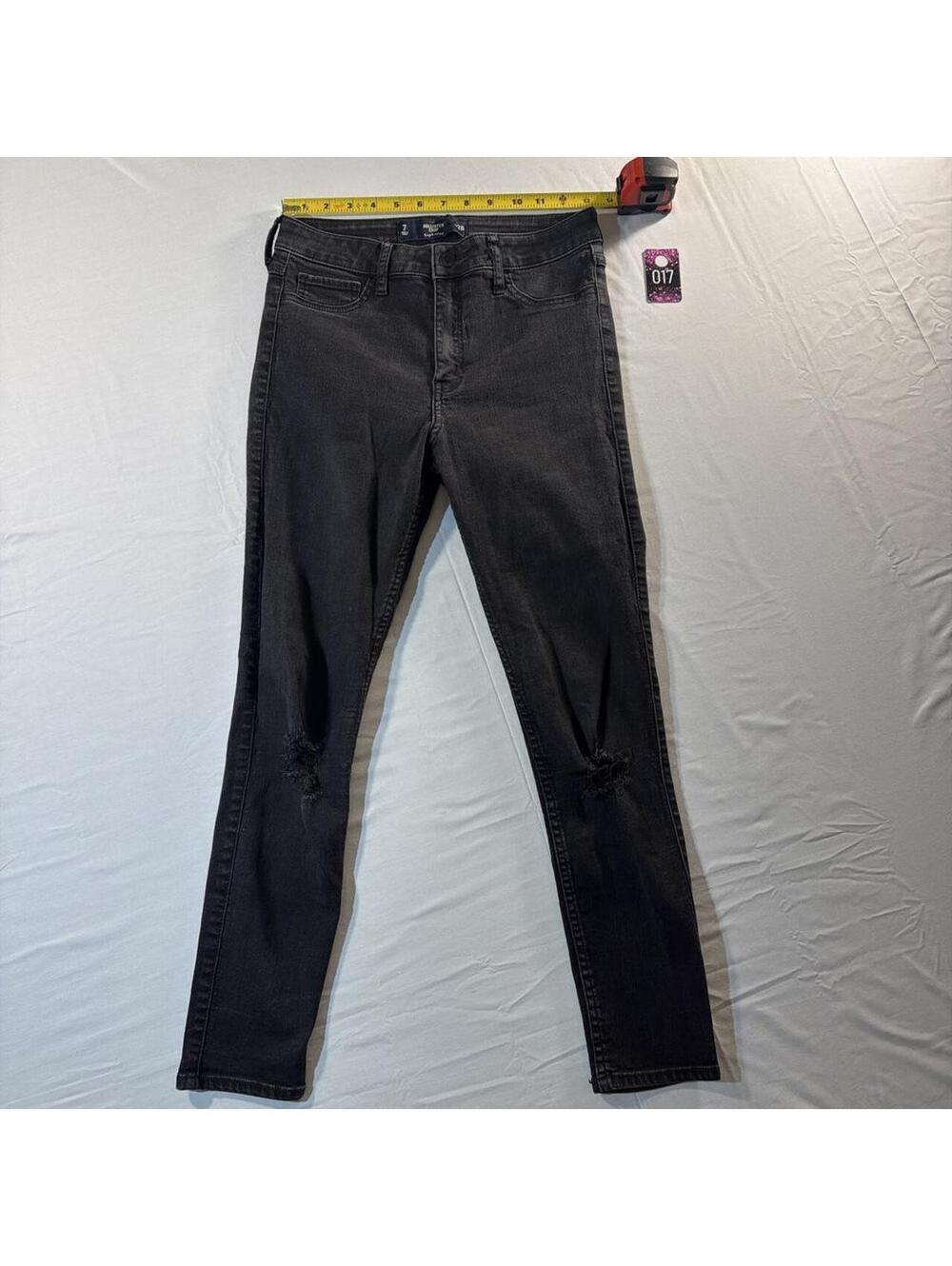 Black Hollister crop high-ride stretchy jeans. Size: 7